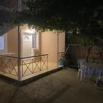 Vangjelis ホテル *
